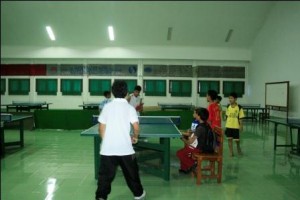 LAPANGAN TENIS MEJA DI GEDUNG PEMBELAJARAN ALI BIN ABI THALIB LT 5
